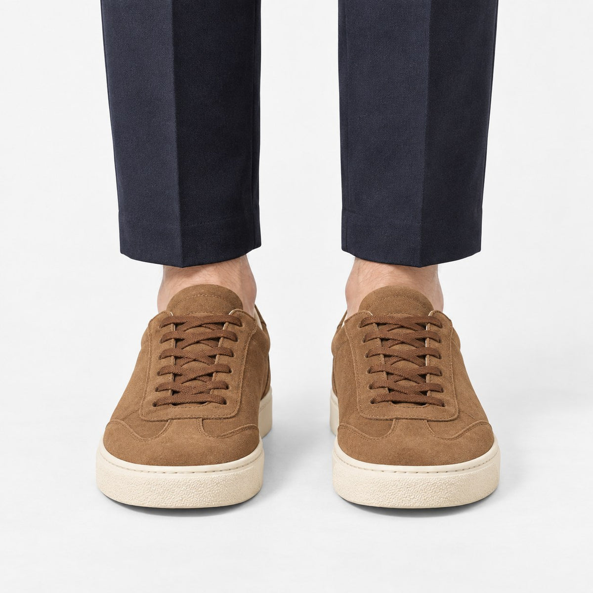 Retro low top sneakers with contrast soles
