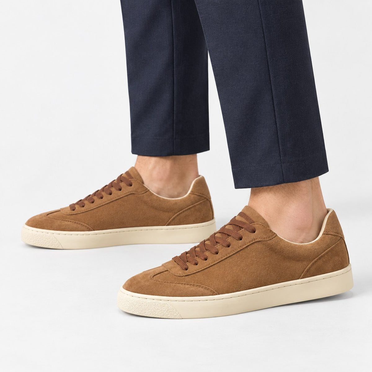 Retro low top sneakers with contrast soles