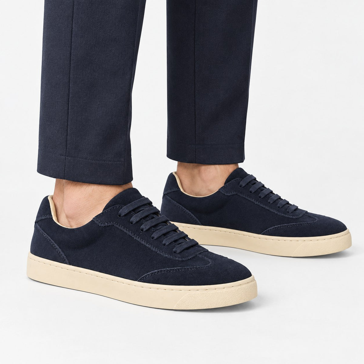 Retro low top sneakers with contrast soles